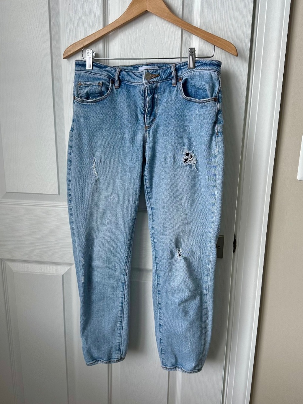 LOFT Curvy skinny cropped  - size 8 - cropped, light wash deconstructed jeans